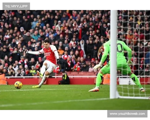 马丁内利向受伤球员掷球，引发利物浦球员强烈不满